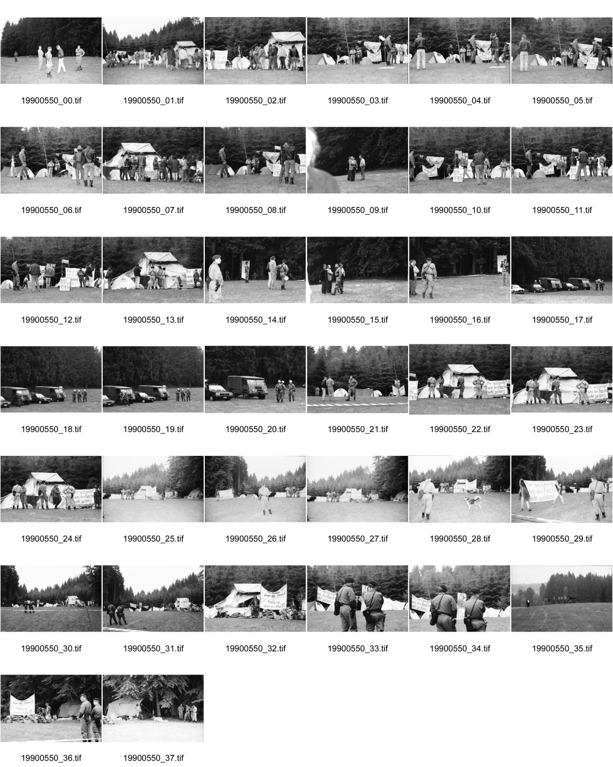 Image of sheet 19900550: frtsg. 900540        Frühmorgens kommen die Grenadiere und Polize Kommandanten und räumen das von den Waffenplatz GegnerI nnen besetzte Gelände. (SI) unveröffentlicht. color. protest Neuchlen Anschwilen St. Gallen army gewaltfrei aktion action Militär Armee Kaserne Übungsplatz Training 1990