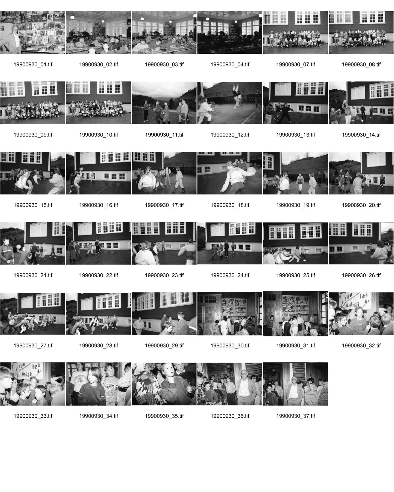 Image of sheet 19900930: frtsg. 900920 Schulklasse spielt vor Schulhaus auf Pausenhof. Gruppenbild jedes Kind trägt die Flagge Fahne seines Herkunftsland. Eine Türkin etc. Primarlehrer Primarschule Lehrer Thöny vor seinen Photographien. 5 und 6. Klasse. Buben mit typischem Appenzeller Ohrschmuck. Urnäsch im Kanton Appenzell Ausserrhoden