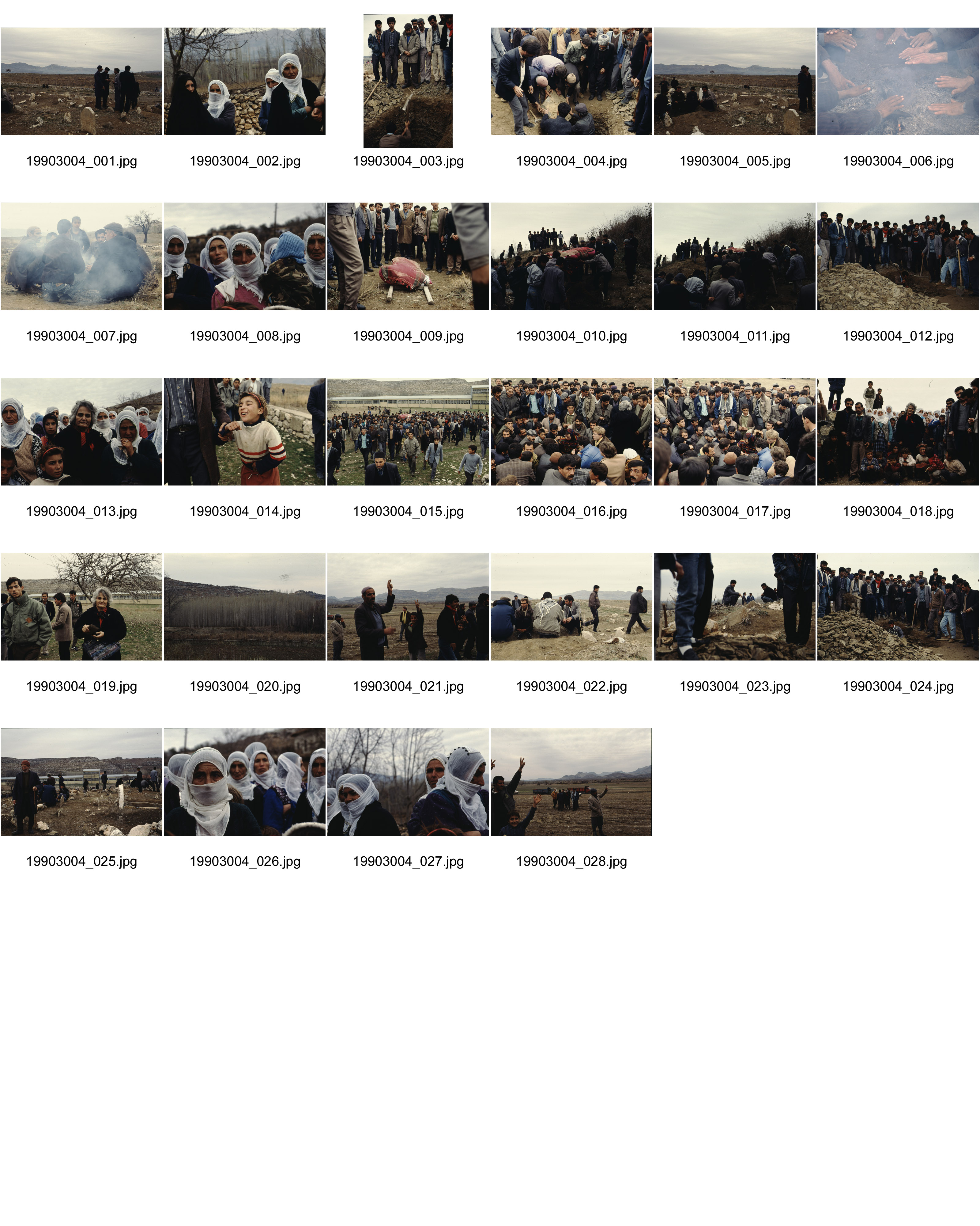 Image of sheet 19903004: Beerdigung einer kurdischen Mutter und Bäuerin, Lice kurdische Türkei 1990.
Beerdigung in Dabulö. Die Tochter der getöteten Bäuerin Kudret Filiz, sitzt am Rande und schreit ununterbrochen bis ihr alle Glieder zu schmerzen beginnen. Als Mädchen dürfte sie nicht unter den Männer an der Beerdigung teilnehmen