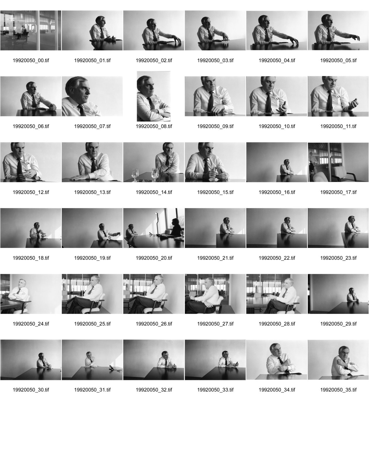 Image of sheet 19920050: Interview mit BZ-Bank Direktor Kurt Schildknecht und Res Strehle für die Weltwoch im Robert Ober Haus in Zürich.
Die BZ Bank wurde 1985 von Martin Ebner in Zürich als BZ Bank Zürich Aktiengesellschaft gegründet. Seit Ende 1997 hat sie ihren Sitz in Freienbach[1], im Ortsteil Wilen bei Wollerau. Die operative Führung der Bank hat Martin Ebner im Januar 2001 abgegeben, hält aber mit einem Anteil von 60 Prozent die Aktienmehrheit.