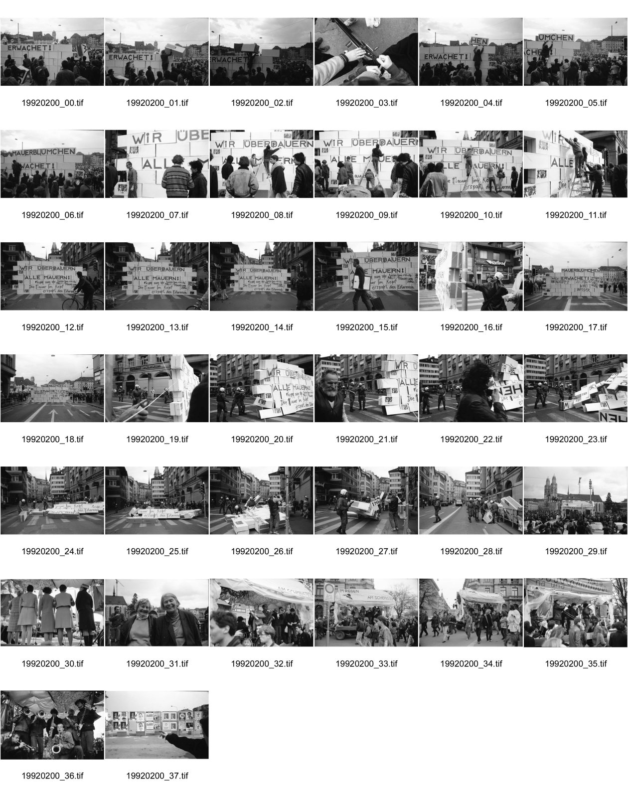 Image of sheet 19920200: frtsg. Aktion Marktgassei 'Mauerblümchen erwachet ' und 'Wir überdauern alle Mauern'  Polizeieinsatz Grenadiereinsatz. Mobiles Jazzkonzert mit Co Streiff u.a. Claire Buchbinder und ? an Demonstration Protest (re). Monopoli Wahlplakate. Italien 1992