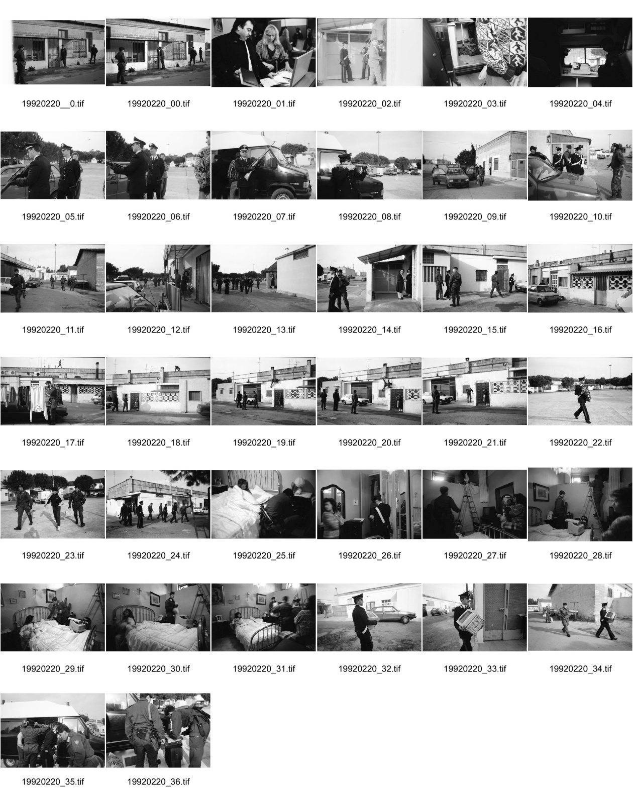 Image of sheet 19920220: frtsg. Bogen Nr. 92021
Ein Armeeangehöriger Soldat Militär Carabinieri Polizei zeigt während einer Razzia im Schmuggelquartier 'Il Paradiso' seine Künste beim Fasadenklettern. Brindisi, Italien Italy Razzia 03.92 1992 
During a raid in the smugglers' quarters' Il Paradiso 'in Bindisi