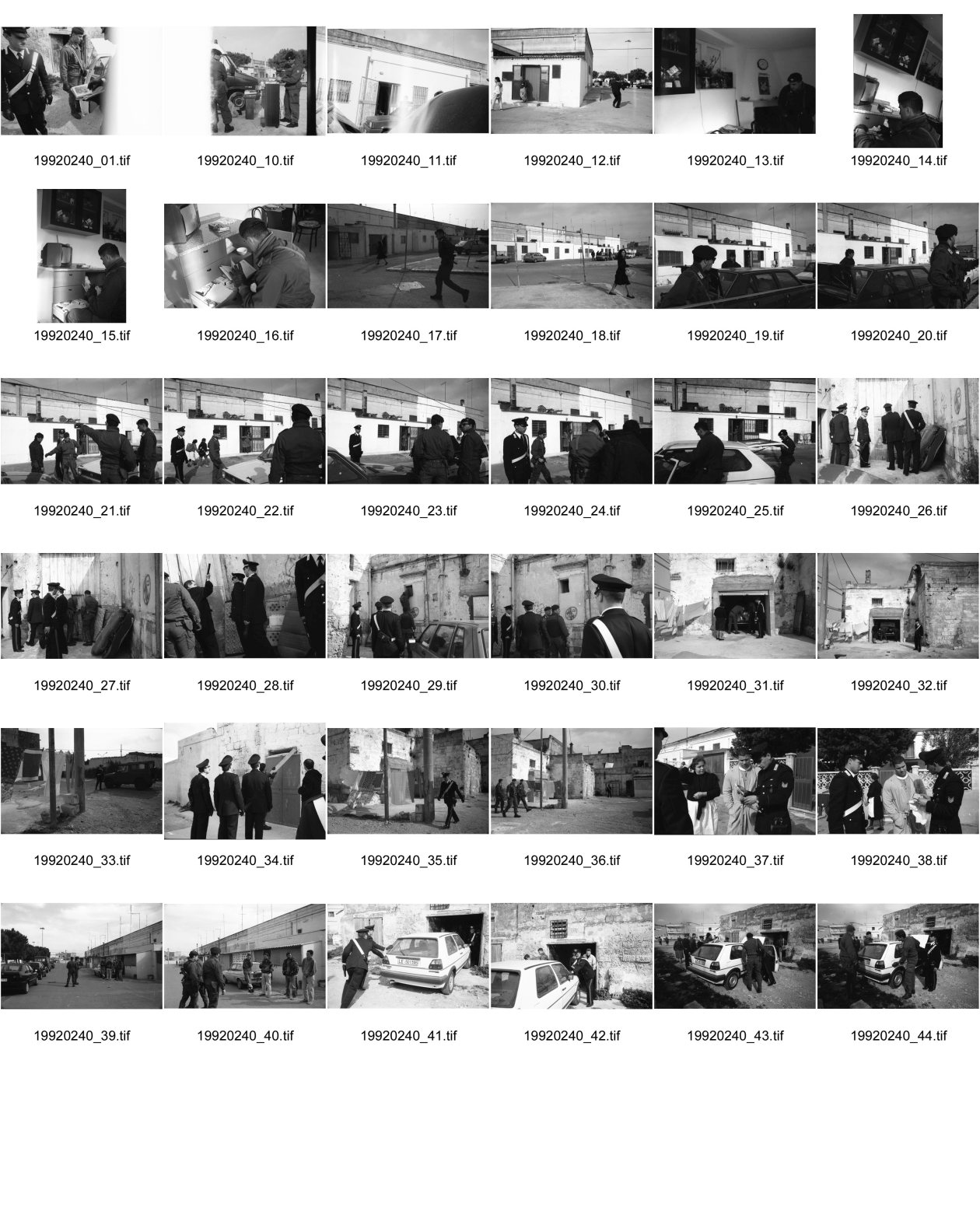 Image of sheet 19920240: frtsg. von Bogen 92023 Carabineri brechen ilegalerweise Türe zu Privathaus auf. VW Golf der 2 Tage vorher in Lecce geklaut wurde wird gefunden. Puglia Apulien Brindisi Italien Italy 1992