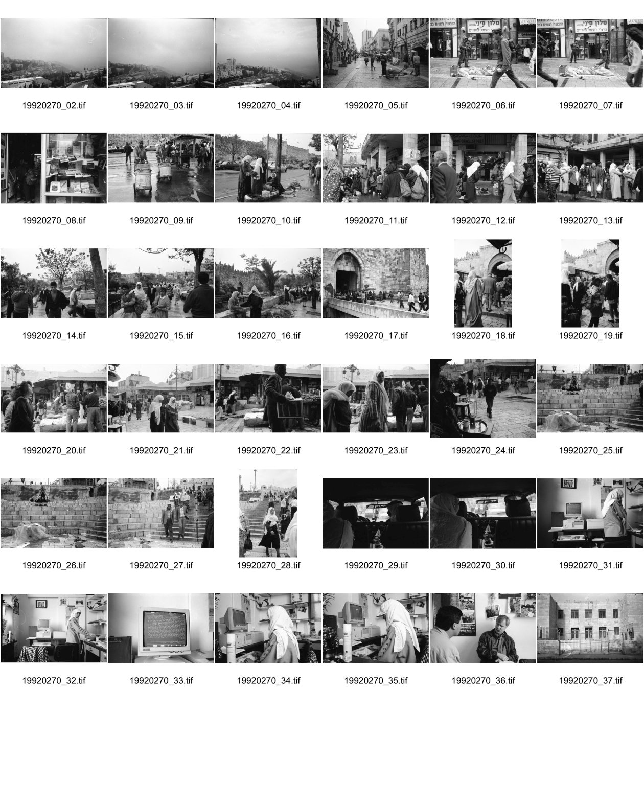 Image of sheet 19920270: Morgen über West Jerusalem.Nebel. Obdachloser russischer Einwanderer protestiert in Fussgängerzone. West. Szenen in Ost Jerusalem. Typ. moslemisch gekleidete Frauen. Damaskus Tor. Computer mit arabischer Schrift. Frau arbeitet. im Büro. Israel Palestine 1992 A homeless russian immigrant in the pedestrian section of West Jerusalem protesting against unemployment and the lack of housing.

In the busy pedestrian zone of West Jerusalem, a homeless Russian immigrant protests against unemployment and lack of housing. Israeli military soldier.