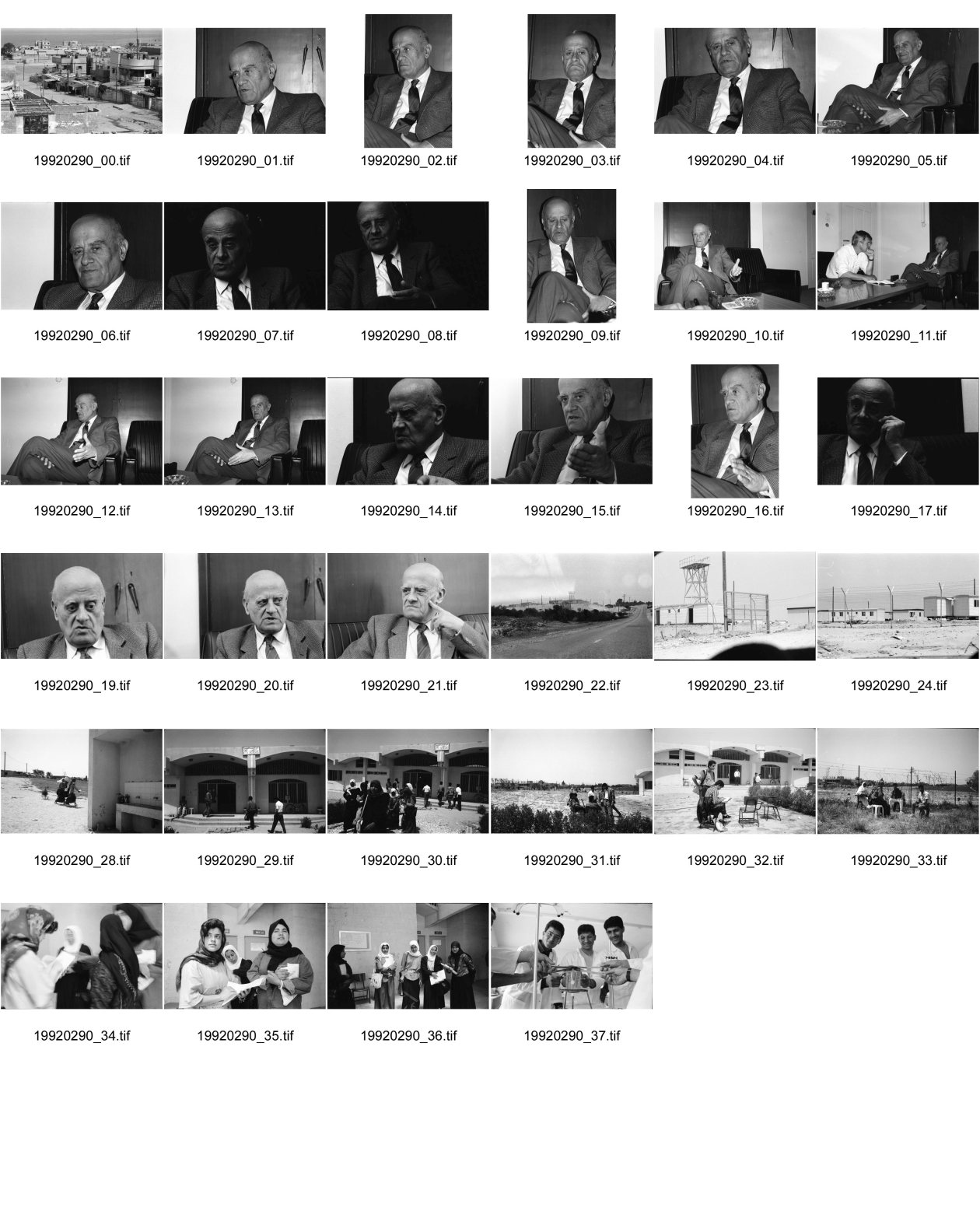 Image of sheet 19920290: Portrait: Dr. Hayder Abd el Shafi Siedlung, College of Sience and Technology, Khan Younis, Students school
Gaza Strip Palestine 1992
Diese jungen Studentinnen sind Stolz an der Schule für Technologie und Wissenschaft studieren zu können. Khan Younis, Gazastreifen Palästina 04.92. headscarf Kopftuch