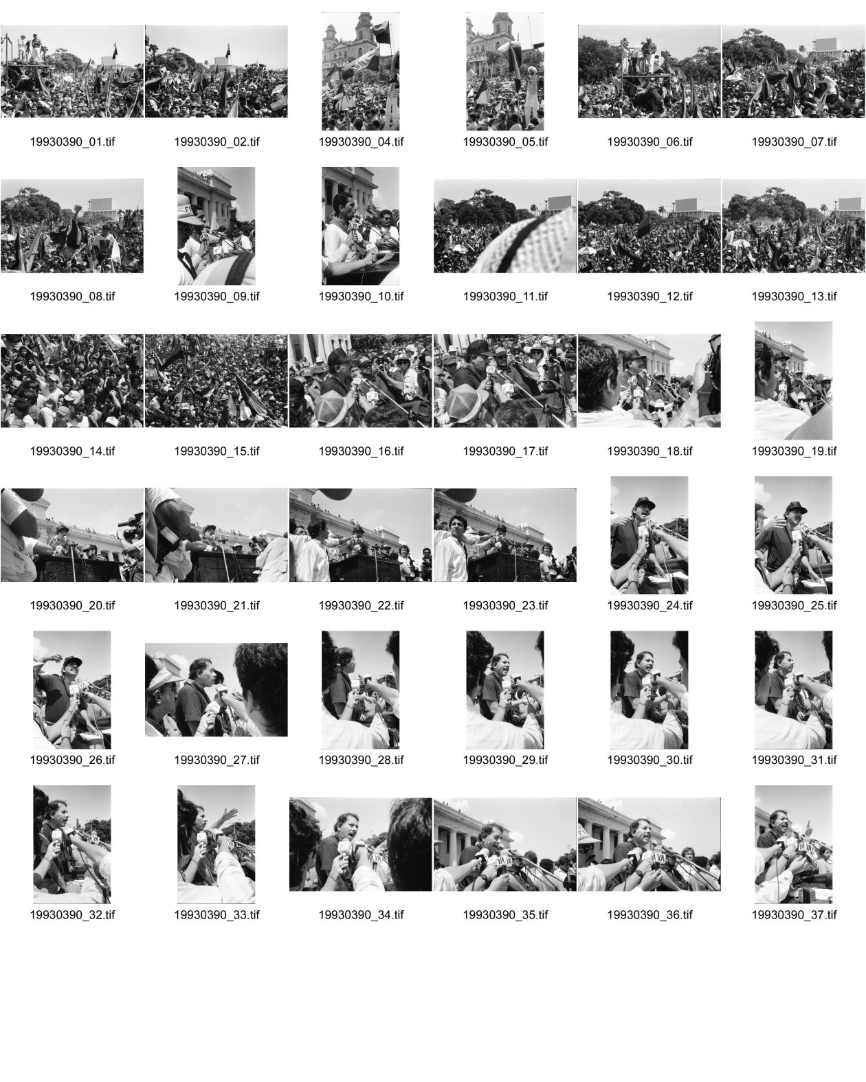 Image of sheet 19930390: Zuschauer während der Festlichkeiten des 14. Jahrestages der sandinistischen Revolution in Managua Nicaragua 19.07.93 1993 mit Daniel Ortega