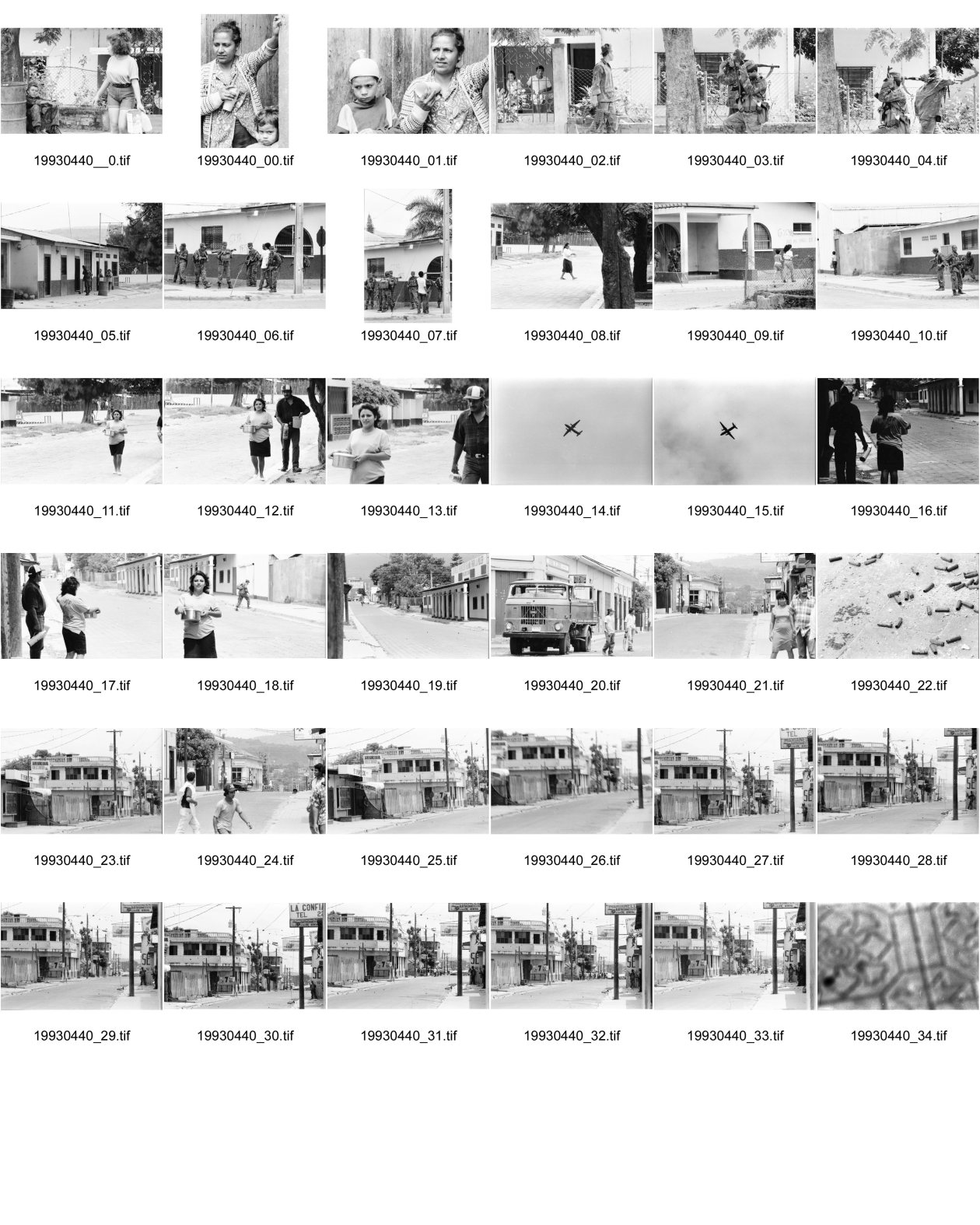 Image of sheet 19930440: Mutter und Kind sehen den Soldaten zu. Regierungssoldaten EPS (noch) am 2 Tag der Besetzung. EPS schickte ca. 3000. beschiessen FROC gegen das Stadtzentrum. Frau und Mann bringen Wasser. Flugzeuge. IFA Patronenhülsen. Stadtmitte unter Beschuss. Esteli Nicaragua 1993 Ejército Popular Sandinista EPS