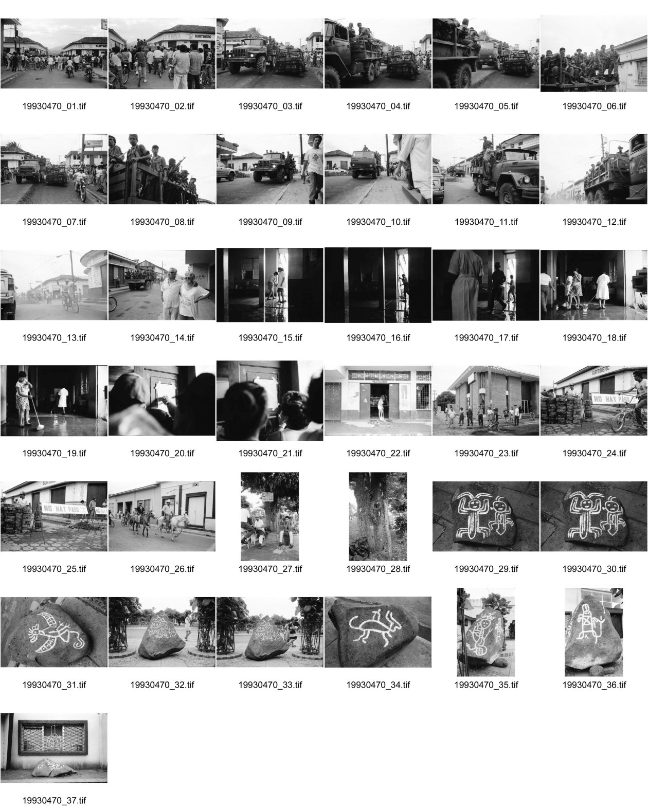 Image of sheet 19930470: Das Militär (EPS) zieht in einem Konvoi aus Esteli ab Ein Paar in der Strasse. Frauen putzen die blut verschmierten Böden des Spitals. Angehörige suchen vermisste. Die ausgeraubte Bank. Teile der Barrikade. Auch die Bäume im Zentralpark Parque central sind mitgenommen von Einschusslöchern. Petroglyphen am Strassenrand. u.a. der Brujito. El Esteli Segovias Nicaragua 1993
