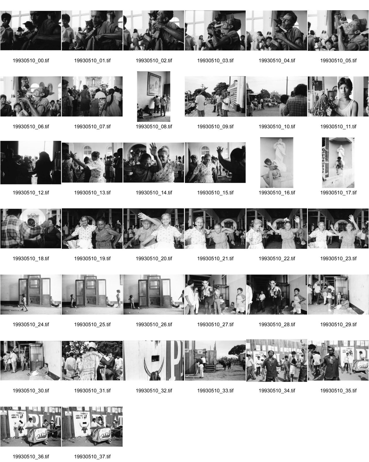 Image of sheet 19930510: Alte Damen tanzen in der Kirche Santo Domingo, Managua Nicaragua 1993. 
Beichtstuhl. Als Teufel verkleideter. Nägel und Hörner. Mit Altöl eingeschmierter tanzt. Kasse für die Corrida. Eisverkäufer. 
Fiesta patronal en honor a Santo Domingo de Guzmán, patrón de Managua. Santo Domingo, Dpto. de Managua, 1 de agosto de 1993
Patron Saint’s Day