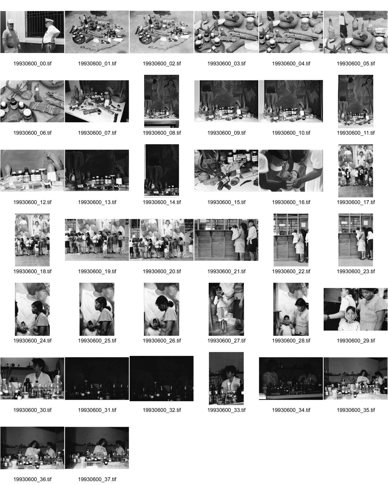 Image of sheet 19930600: Ein Polizeimann mit Mütze. Police Verschiedene Produkte aus der Naturheilmedizin. Fette Oele, Öle Pasten, Hölzer für gebrochene Glieder, Rinden, Hörner etc. Centro de Salud, Gesundheitsposten in Esteli. Patientinnen warten in einer Schlange. Kind mit eingepaktem Kopf und Mutter. Im Labor des Zentrums. Ruth Grossenbacher. ISNAYA Esteli Nicaragua 1993 
traditional health care medicine natural Naturheilmedizin healing healer sobador plants plantas popular therapy