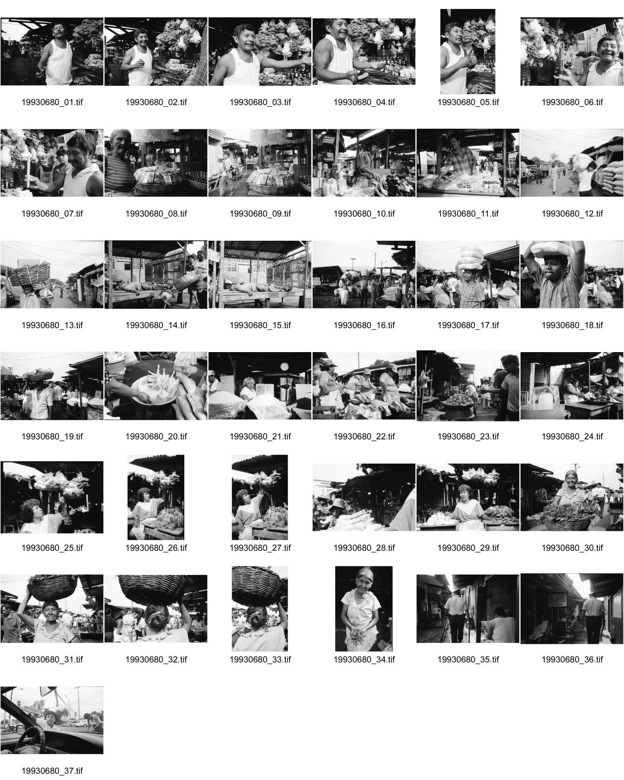 Image of sheet 19930680: frtsg. 930670 Mercado Oriental Verkäufer. Betrieb Markt. Alte Frau mit Ruda im Korb und in den Haaren. Korb mit Hähnchen. Kontrollgang eines Polizisten. Managua Nicaragua 1993