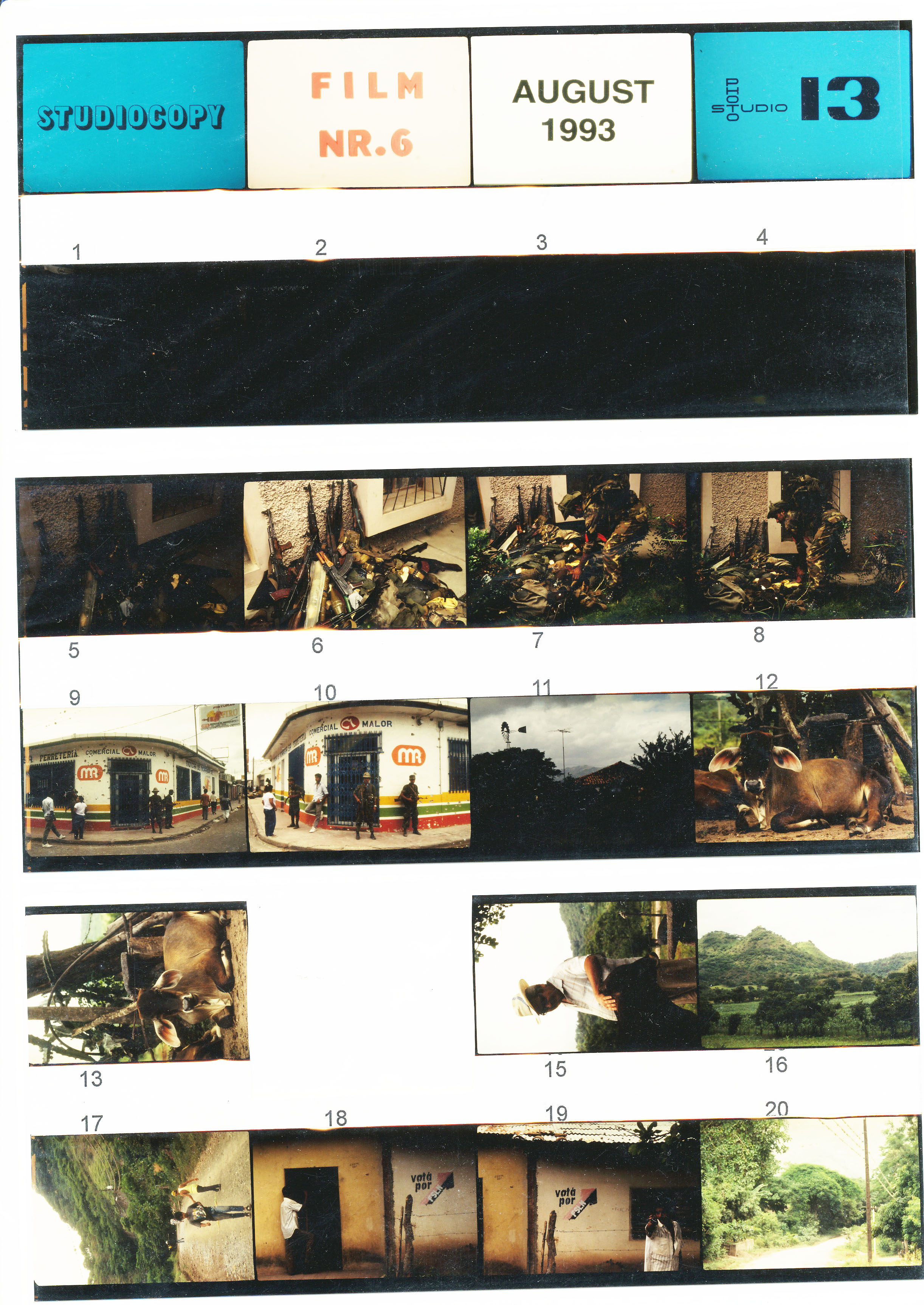 Image of sheet 19930890: TEIL 1 NEG NR. 1-20
Besetzung am 21. Juli 1993 von Esteli Nicaragua
durch mit AK-47 bewaffnete des Frente Revolucionario Obrero y Campesino unter Verwendung von RPG-7 Granatwerfer und RPK und Mörser M-79 45 Tote und 98 Verwundete.  AK-47 ist die Abkürzung für Awtomat Kalaschnikowa, obrasza 47 (kyrillisch Автомат Калашникова образца 47), ein sowjetisch-russisches Sturmgewehr. Es ist die am meisten produzierte Handfeuerwaffe weltweit. Schätzungen gehen von 80 bis 100 Millionen produzierten Exemplaren aus. 
El FROC despues del atraco al banco se reunen en la casa municipal donde dejan sus armas.
Estelí, 21 de julio de 1993 FROC after bank robbery. 
Estelí, July 21, 1993 
soldiers soldaten waffen arms army guerilla Kalaschnikow 

ab 12: Auf dem Land im Norden Pueblo Nuevo Las Segovias Kalb Rind Bauer Campesino Kinder auf der Strasse Graffitti für den FSLN Vote por