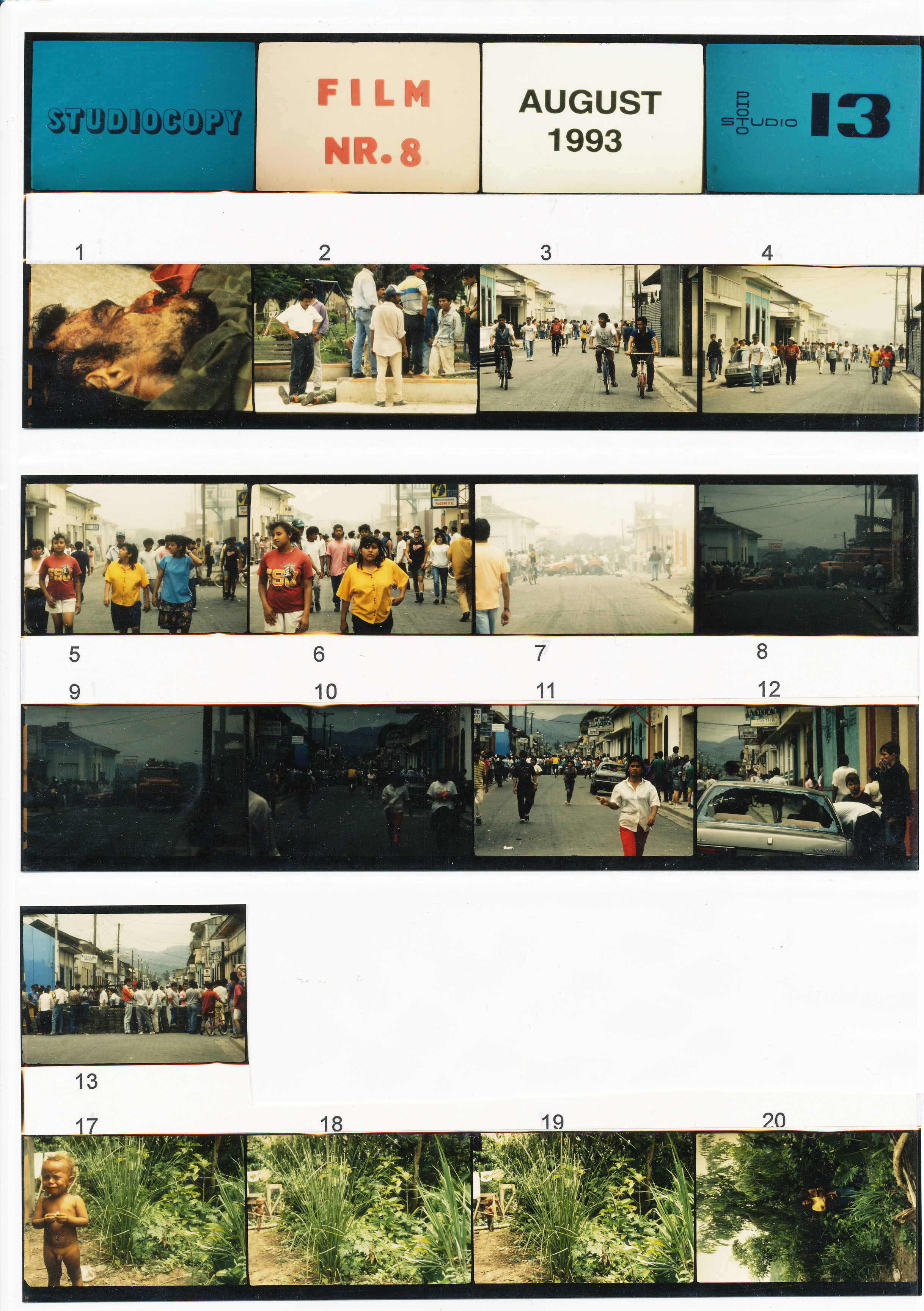 Image of sheet 19930920: TEIL 1 NEG NR. 1-20
Guerilla Ueberfall Zivilisten besuchen nach dem Ueberfall die Stadt. 
Ein ehemaliger Mayor des sandinistischen Volksheer, der mit dem FROC kämpfte, ist durch die Schüsse der gleichnamigen Armee gefallen. Esteli, Nicaragua 07.93 
El mayor Baquedano, antiguo oficial del EPS que se unió al FROC, fue una de las cincuenta víctimas del levantamiento de Estelí. Sobre el pecho tiene el Nuevo Testamento. Parque central, Estelí, 22 de julio de 1993 
Major Baquedano, one of the 50 casualties of the Estelí rebellion, a former officer of the Sandinista People’s Army (EPS) who had joined the FROC. On his chest, the New Testament. Estelí, July 22, 1993
Guerilla Ueberfall Zivilisten besuchen nach dem Ueberfall die Stadt. Esteli, Nicaragua 
Estelí, 22 de julio de 1993 
civilians visit downtown after the occupyed town by the FROC 
Barrikade Baricade
little boy crying pflanzen plants gras garten