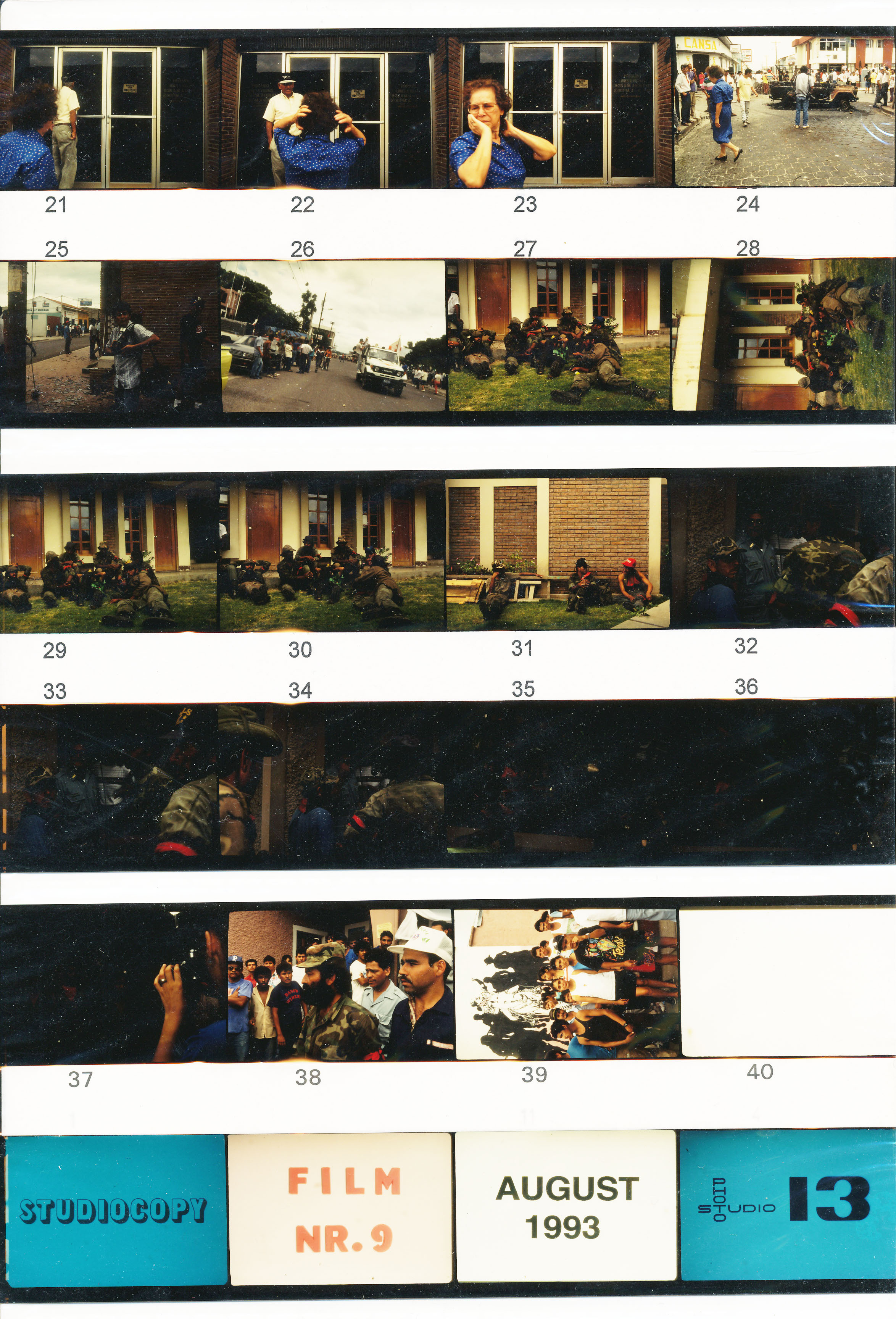 Image of sheet 19930930: 9930400 TEIL 2 NEG NR. 21-39
Waffenstillstand zwischen dem sandinistischen Volksheer und Angehörigen des FROC. Esteli, Nicaragua 
Members of the irregular Guerilla Comand FROC (revolutionary front of farmers and workers) giving up their feight, after the hold-up of a bank and a 24 hours fight. Isaías Parrales (dcha.), antiguo dirigente sandinista, acompaña a los jóvenes soldados que se han entregado en el Ayuntamiento. Estelí, 22 de julio de 1993 Isaías Parrales (r.), former Sandinista leader of Estelí, accompanies young fighters who surrendered in the town hall. Estelí, July 22, 1993