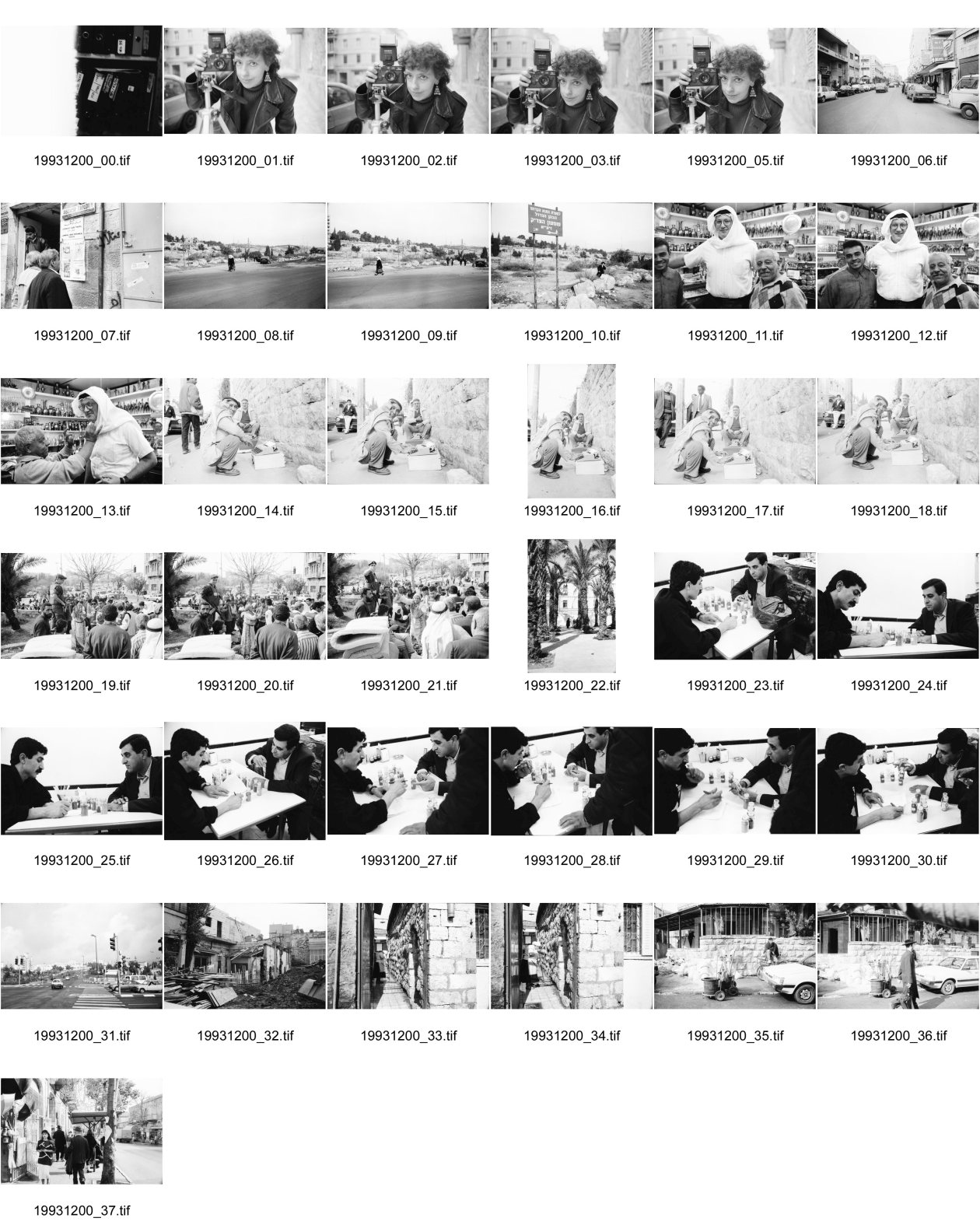 Image of sheet 19931200: Silvia Voser Portrait 
Ost-Jerusalem ami Tourist mit Kefiah Mann schreibt für Klientel Texte auf Schreibmaschiene. Polizei verjagt Marktfrau. Palmen Handel mit Gewürzen. Autostrasse auf Greeline Mea Shearim Frau reinigt. Israel Palästina 1993