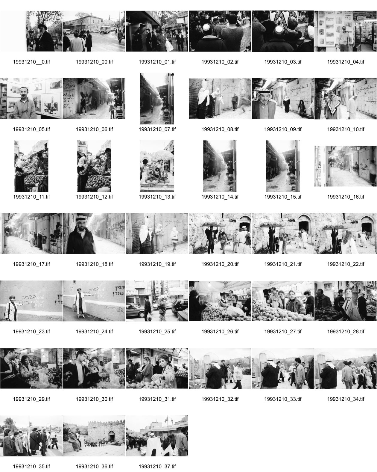 Image of sheet 19931210: Mea Shearim Lutfi's Peace Land Galery in Ost- Jerusalem Altstadt. Regen in Altstadt. Am Markt Israeli Soldaten beobachten vom Damaskus Tor aus. Brotverkäufer. Rachel Freudenthal Portrait vor Spray Graffitti und beim einkaufen auf dem Shouk in Jerusalem mit Tochter Noa. Araber telefoniert und orthodoxe Juden nach dem Gebet am Shabes. Araber untersucht neue Unterhosen. Israel Palästina 1993
