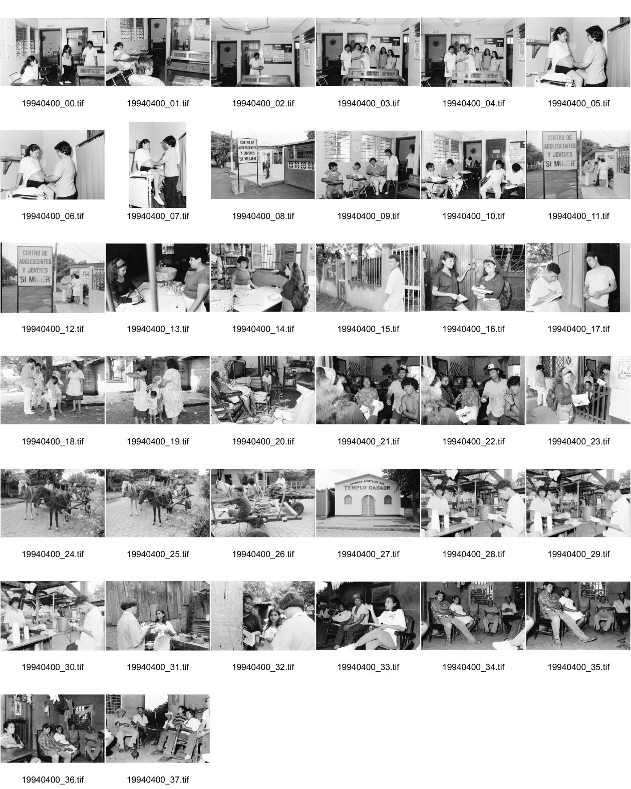 Image of sheet 19940400: Si Mujer macht regelmässig Promotion und Reklame im Quartier, junge Studentinnen werben für das Zentrum 'Rosita Kugler'. Die Gesundheits Promotorin Ich bin mit Jamileh 19 j. unterwegs wie sie an junge Männer,  Kondome, Pariser in Anwesenheit der Mütter und Grossmütter, verteilt.  21 und 22. Apostolische Kirche. Kinder auf Pferdewagen. Junge schwangere wird kontrolliert. La Concepcion Masaya 28.09.Sitzung Fondo rotativo. La Concepcion, Concha Swissaid. klein Kredite. Kleinkredit Nicaragua Managua 1994