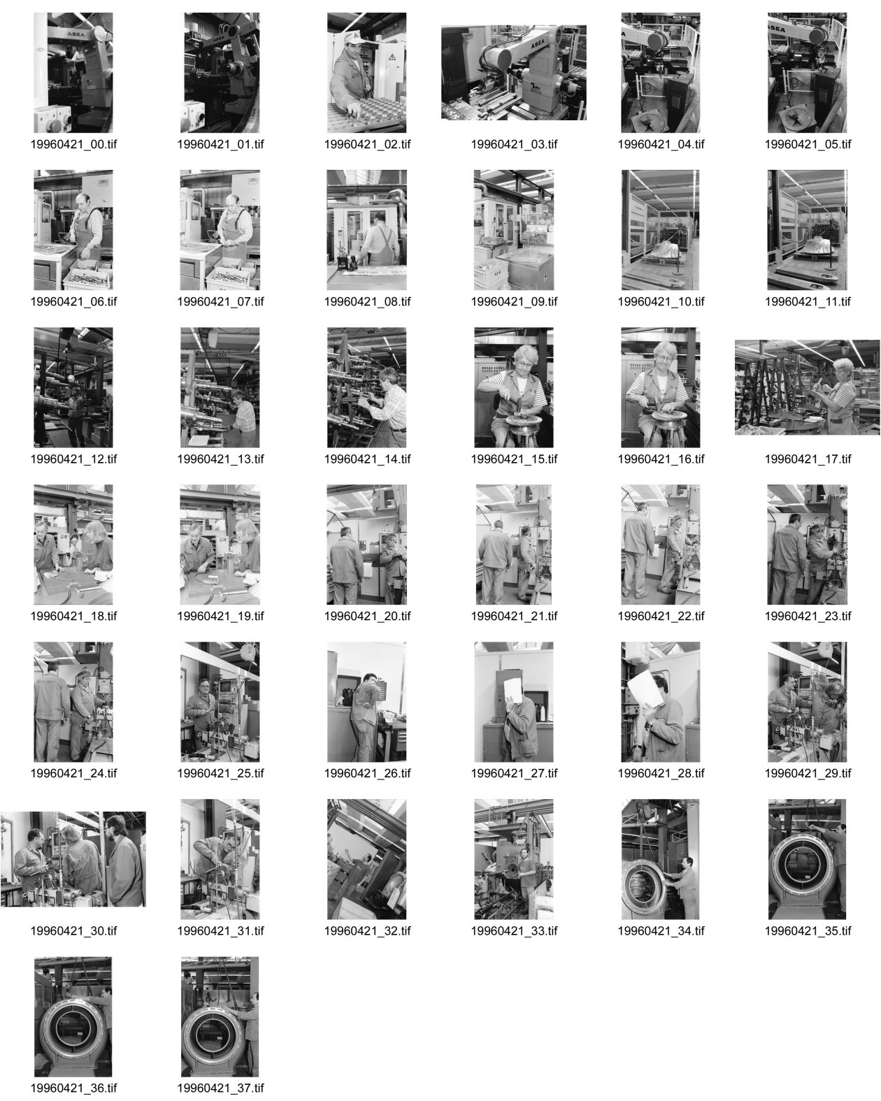 Image of sheet 19960421: Roboters in der Montagehalle der ABB Asea Brown Boveri Turbo System Ltd. Baden, Schweiz. 05.96
Roboter arbeiten neben Arbeiter Frau arbeitet mit Hammer an Turbinenschaufeln Mann verdeckt sein Gesicht

Out of:
Schichtwechsel, Rotpunktverlag
Jour ouvrable , Edition d'en bas
Per chi suona la sirena, Editione Casagrande
SMUV UNIA