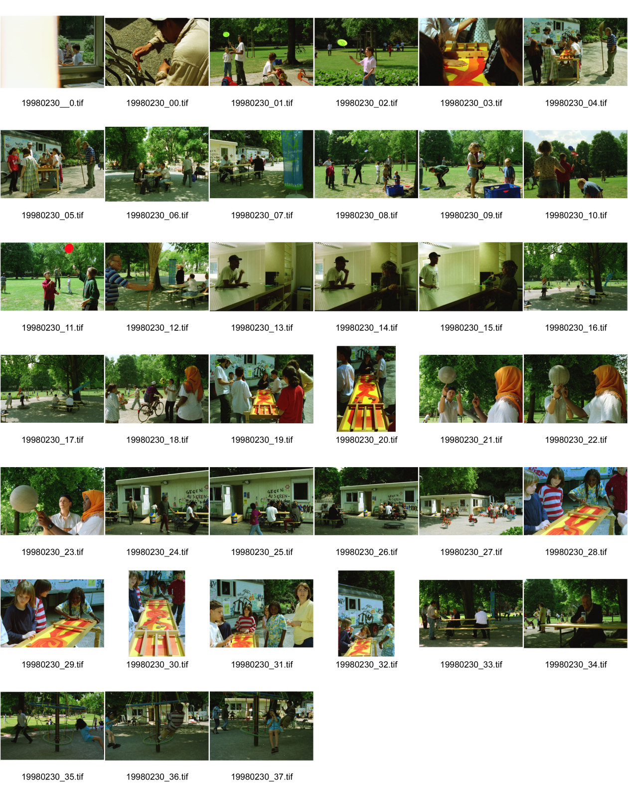 Image of sheet 19980230: Spielplatzanimation und Cafeteria Amt für Soziokultur Zürich Bäckeranlage 05.98 Zürich, Kreis vier 4 Aussersihl Schweiz Switzerland Europe kids playground animation children park 
© 1998, Olivia Heussler
