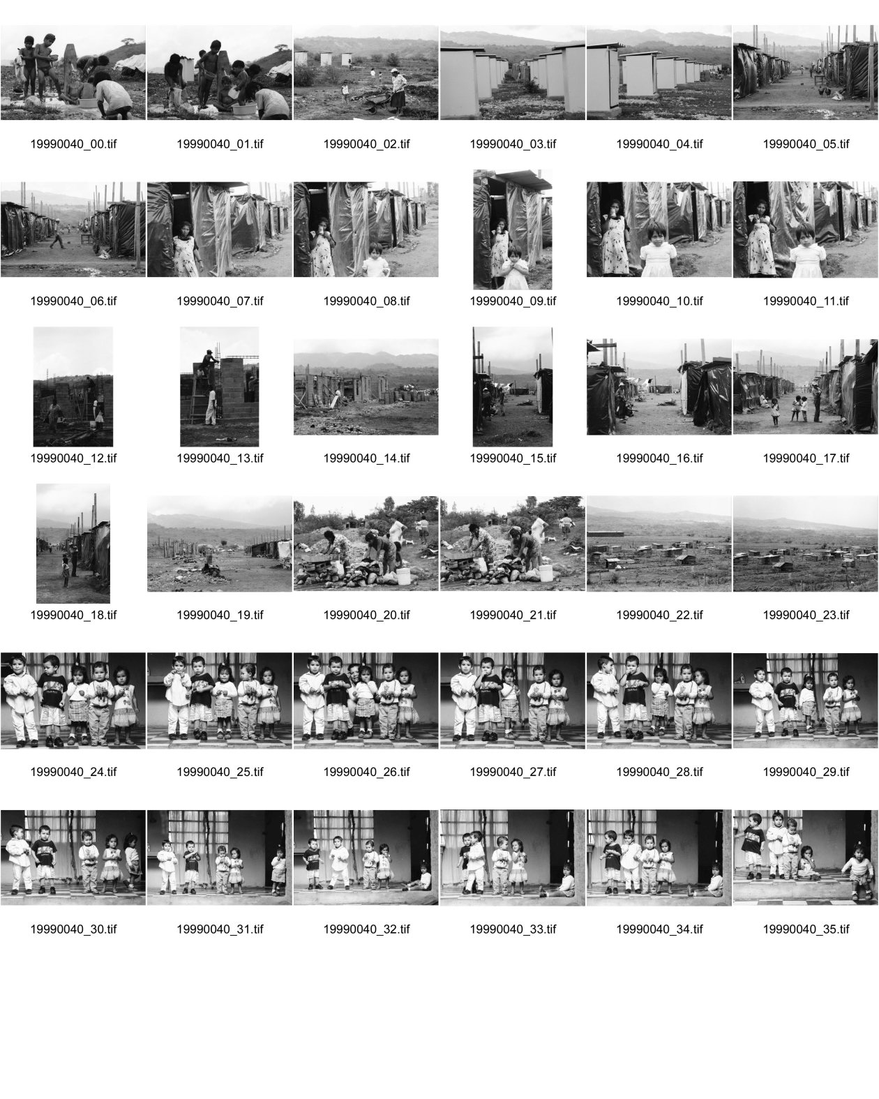 Image of sheet 19990040: INPRUH Projekt Las Porras Barrio Nuevo Amanecer Esteli Post-Mitch Projekt Projecto für 52 Häuser Familien leben noch in schwarzen Plastikplachen Häusern Latrinen stehen. Familie von Polin Sergio Valdivia Salinas v.l.n.r. Jocsan Ismael Bermudez, Maria Renée, Alis etc. Barrio El Calvario de la Bomba media al rio media al sur