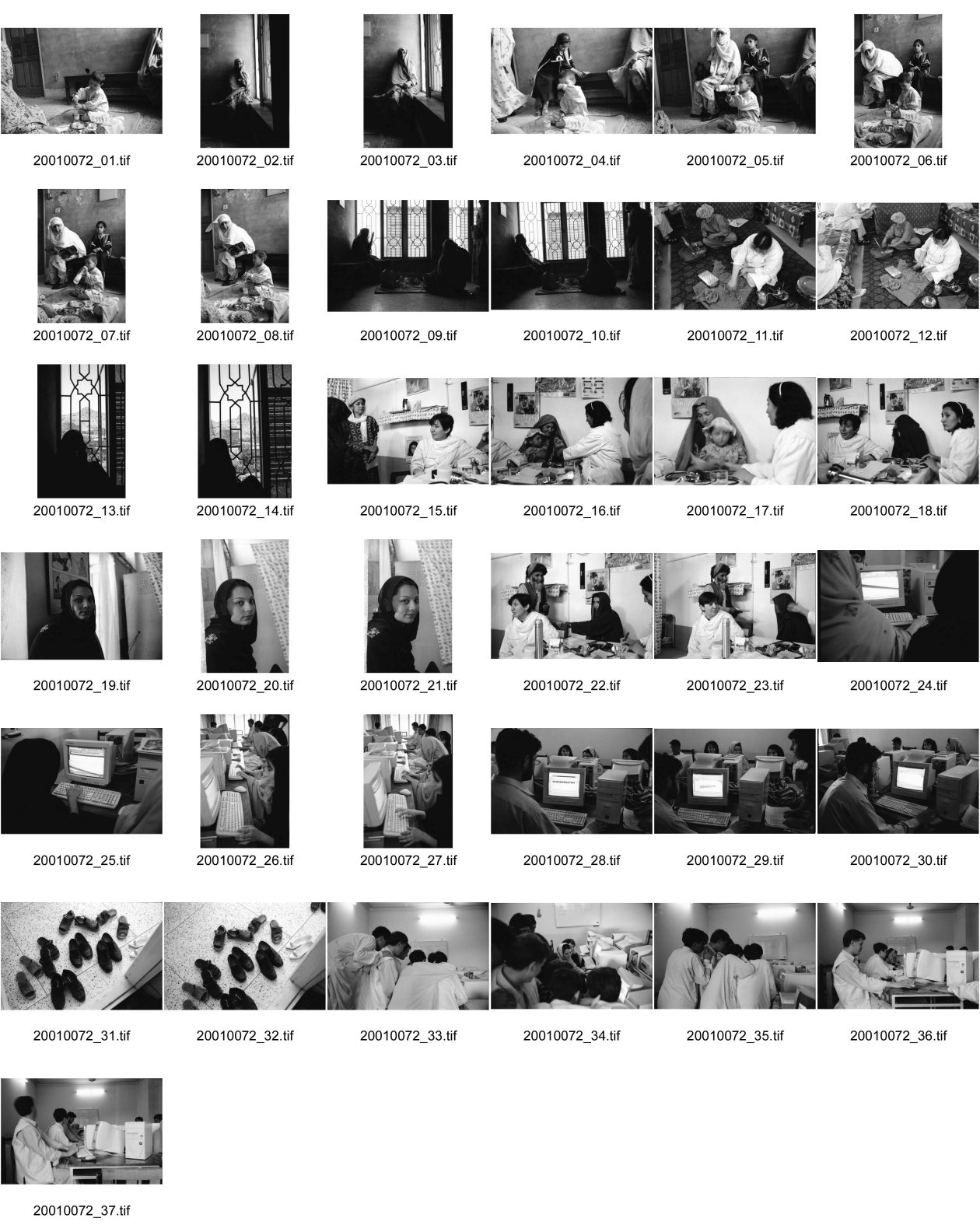 Image of sheet 20010072: Pakistan Quetta
Die afghanische Aerztin Dr. Sima Samar ist Hazara und arbeitet in ihrer Shuada Klinik in Mariabad im Spital  Sie empfängt Patientinnen Frauen und ihre Kinder im Sprechzimmer Paschtuninnen und Hazara
Ihre Organisation unterstützt Hazara Flüchtlinge aus Afghanistan im Unterricht 
auf Computern
Belutschistan (persisch ‏بلوچستان‎) ist eine Region im Iranischen Hochland, die sich über den Osten Irans, den Süden Afghanistans und den Südwesten Pakistans erstreckt. Die Fläche beträgt etwa 300.000 km².