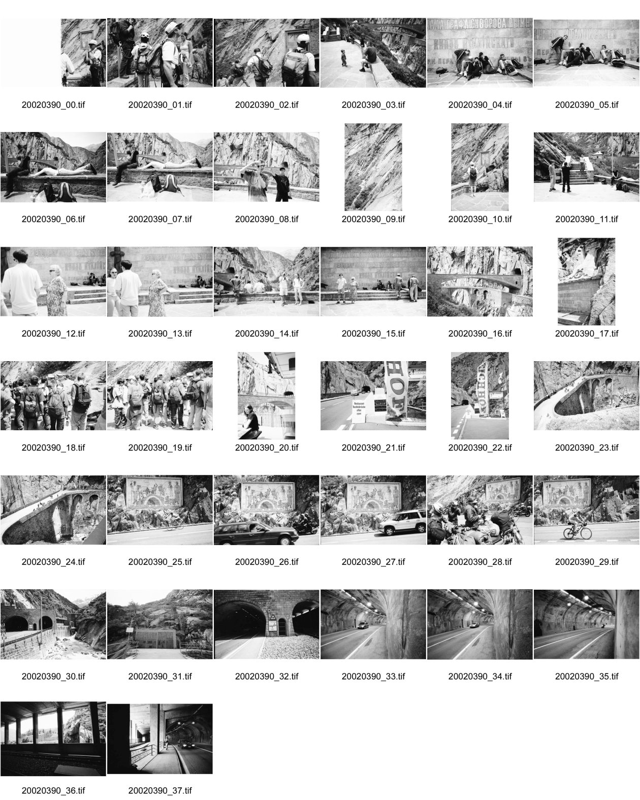 Image of sheet 20020390: Gotthardstrasse Schöllenen Strassenbrücke von 1956 überspannt jene von 1830 die Säumerbrücke von 1200 befand sich ganz unten in der Schlucht. Viadukt Schöllenenbahn Teufelsbrücke Suwarow-Denkmal Memorial 
Das Suworow-Denkmal ist ein Denkmal in der Schöllenenschlucht bei der Teufelsbrücke im schweizerischen Kanton Uri.

Eichhofbier 
Der erste Schweizer Tunnel durch die Alpen, das Urnerloch wurde 1707-1708 erbaut und erleichterte das Überqueren des Gotthardpasses. Seine Länge betrug 64 Meter. 
Parkplatz bei der Teufelsbrücke Mosaik mit Text 'Der alte Weg zur neuen Zeit'
Motoradfahrer Fahrradfahrer Schülergruppe Touristen