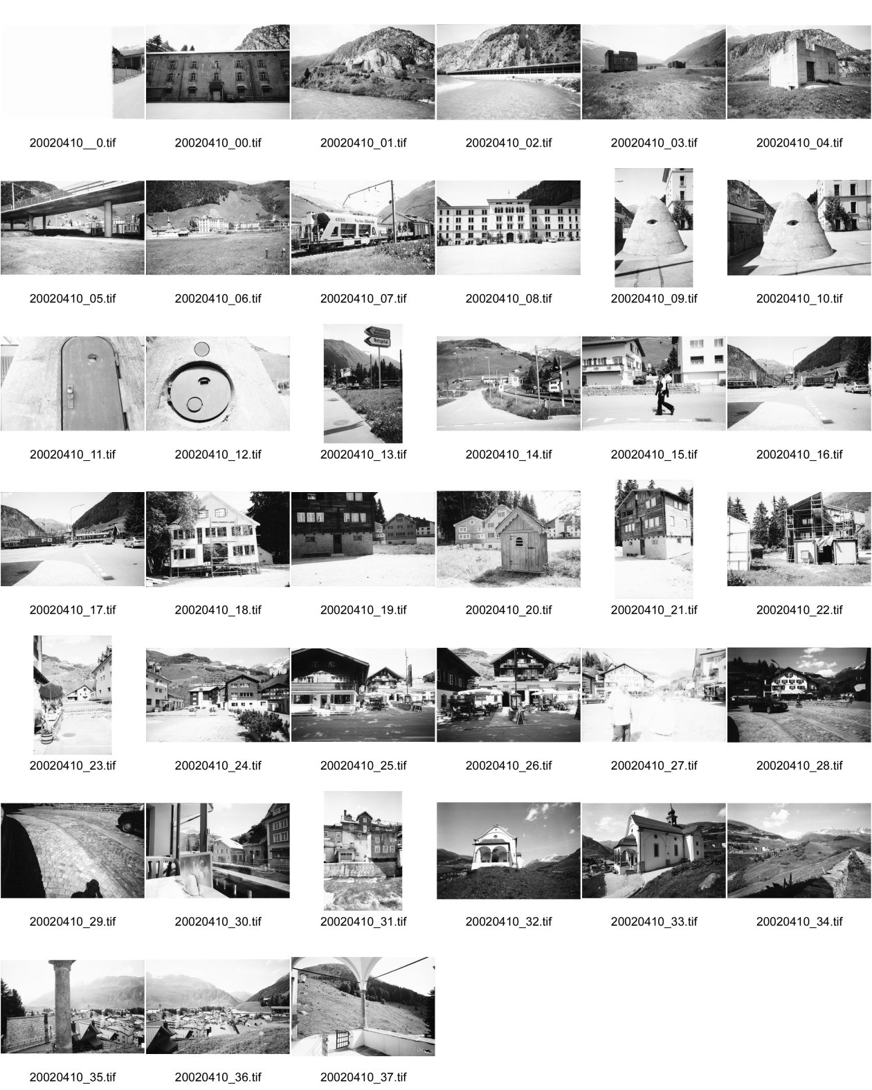 Image of sheet 20020410: Andermatt («an der Wiese») ist eine politische Gemeinde der Talschaft Urseren des Schweizer Kantons Uri und liegt am Fusse des Oberalppasses.
Mit dem Tourismusprojekt des ägyptischen Multimilliardärs und Investors Samih Sawiris hofft man auf eine starke touristische Entwicklung. Mit seiner Firma Orascom Hotels and Development beabsichtigt Sawiris in Andermatt auf einer Fläche von 1,46 Quadratkilometern ein Tourismus-Resort mit mehreren Hotels, Ferienhäusern und Ferienwohnungen, einem 18-Loch-Golfplatz, Geschäften sowie einem Sport- und Freizeitzentrum mit Eissporthalle und Hallenbad zu erstellen.

Andermatt Militärkaserne militärisches Uebungsgebiet Zimmermann Urserental Felder Sicht auf Andermatt
Kulissen Theater Häuseratrappen Kapelle Furka Oberalpbahn  Kanton Uri, Schweiz Switzerland