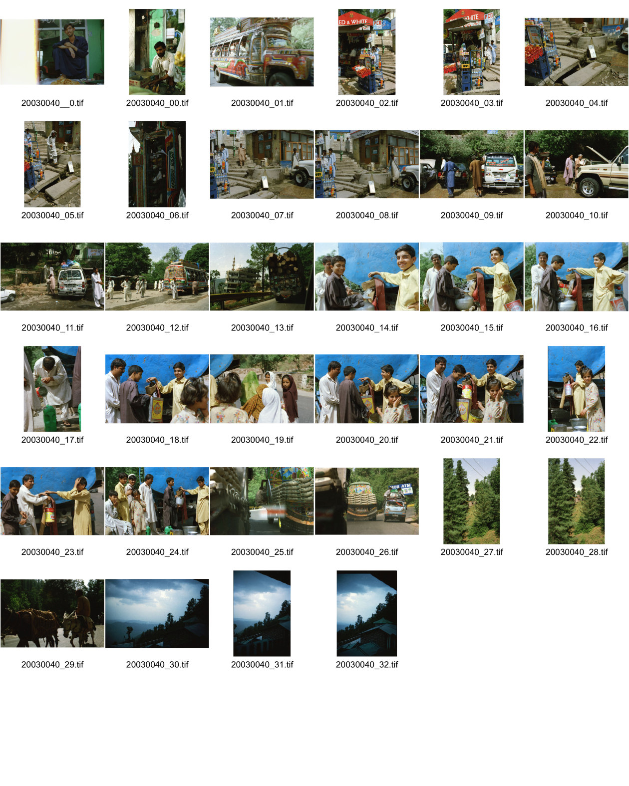 Image of sheet 20030040: Autobus Car Transport auf der Strasse von der Hauptstadt Islamabad nach Murree M. ist eine Kleinstadt in der Provinz Punjab in Nord-Pakistan
Leute Männer und ein Mädchen beim Wasser holen am Tanklastwagen. Frauen Holztransport Lastwagen beschmückt Linksverkehr Bäume im Galyat tal