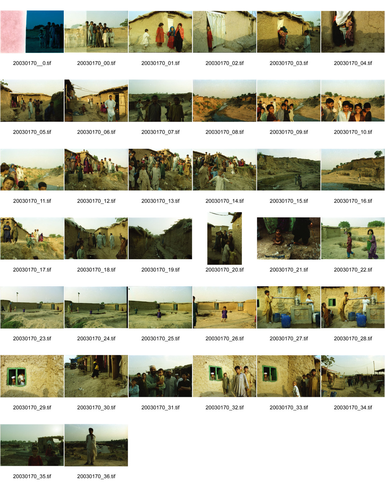 Image of sheet 20030170: Pakistan Islamabad
Afghans in Pakistan (Urdu: افغان مُہاجر, Muhajir Afghans) are refugees who fled Afghanistan during the 1980s Soviet war in their homeland into Pakistan.[2] As of March 2009, some 1.7 million registered Afghan nationals were reported to be still living in Pakistan. They are allowed to work and attend schools in the country until the end of 2012.[1]
Im Flüchtlingslager des UNHCR Slum F-11 leben seit 1985 55'000- 60'000 afghanische Flüchtlinge. Mädchen Gruppen Wasserpumpe Wasser wird in Kanister abgefüllt.
Heute stehen auf dem Gelände des ehemaligen Flüchtlingslager moderne teure Wohnungen zum Kauf angeboten
