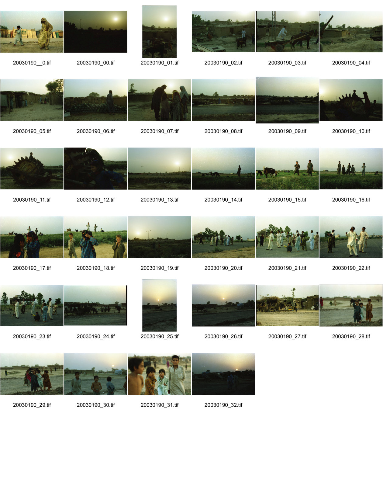 Image of sheet 20030190: Pakistan Islamabad

Im Flüchtlingslager Slum F-11 leben 55'000- 60'000 afghanische Flüchtlinge. Die Menschen leben auf den Gräbern der Vorfahren.  Kids Kinder geschminkt Frauen mit Kindern Burka Ganzörperschleier Eine Gruppe junger Pakistani lässt neben dem Lager Drachen steigen.
Heute stehen auf dem Gelände des ehemaligen Flüchtlingslager moderne teure Wohnungen zum Kauf angeboten