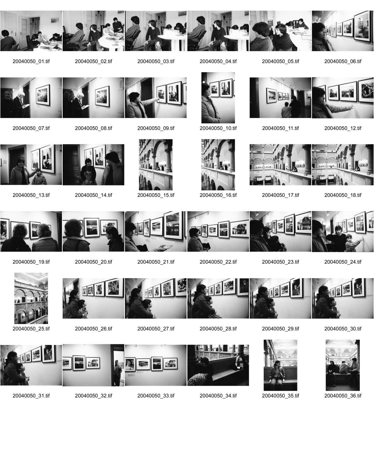 Image of sheet 20040050: Il lungo addio /Der lange Abschied Fotoausstellung im Stadthaus Zürich von Dieter Bachmann
Ich begleite die Frauen der Familie Saya ins Stadhaus Innenhof Patio Salim Nafissa zu Hause beim Hausaufgaben machen in Wollishofen